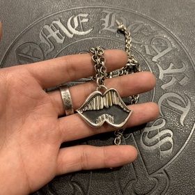Chrome Hearts Matty золотой зуб на цепочке с буквами