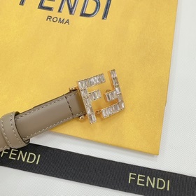 Новая модель на официальном сайте Fendi, 2,0 см, двусторонняя кож