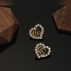 Синхронизированные с Gucci  Серьги с бриллиантами в форме сердца