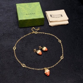 Реальные фотографии высококачественных сережек-гвоздиков Gucci с 