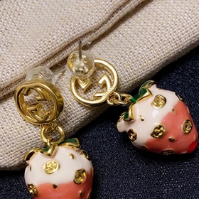 Реальные фотографии высококачественных сережек-гвоздиков Gucci с 