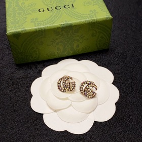 Реальные фотографии высококачественных сережек-гвоздиков Gucci с 