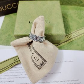Этот изящный перстень Gucci сочетает в себе переплетенные буквы G