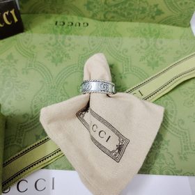 Этот изящный перстень Gucci сочетает в себе переплетенные буквы G