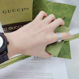 Этот изящный перстень Gucci сочетает в себе переплетенные буквы G