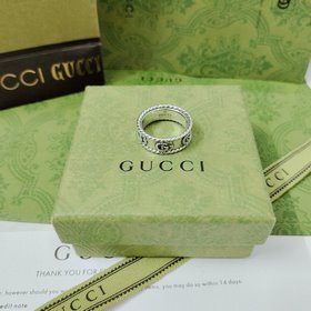 Этот изящный перстень Gucci сочетает в себе переплетенные буквы G