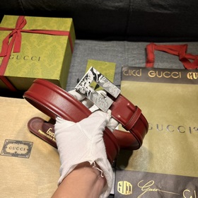 Gucci, ширина 4,0 см, новая модель. Пряжка в форме буквы G являет