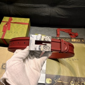 Gucci, ширина 4,0 см, новая модель. Пряжка в форме буквы G являет