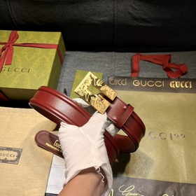 Gucci, ширина 4,0 см, новая модель. Пряжка в форме буквы G являет