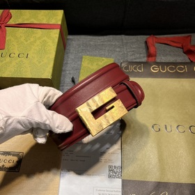 Gucci, ширина 4,0 см, новая модель. Пряжка в форме буквы G являет