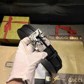 Gucci, ширина 4,0 см, новая модель. Пряжка в форме буквы G являет