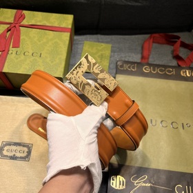 Gucci, ширина 4,0 см, новая модель. Пряжка в форме буквы G являет