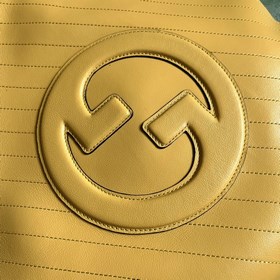 Средняя сумка-тоут из серии Gucci Blondie. Сумкиз серии Gucci Blo