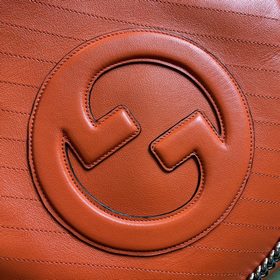 Средняя сумка-тоут из серии Gucci Blondie. Сумкиз серии Gucci Blo