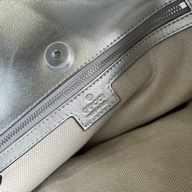 Средняя сумка-тоут из серии Gucci Blondie. Сумкиз серии Gucci Blo