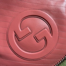 Средняя сумка-тоут из серии Gucci Blondie. Сумкиз серии Gucci Blo