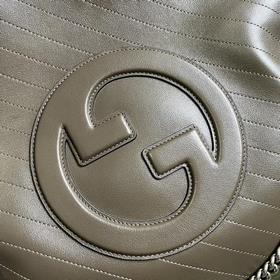 Средняя сумка-тоут из серии Gucci Blondie. Сумкиз серии Gucci Blo