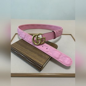 Новая модель Gucci GG Supreme из ПВХ, украшенная фирменным элемен