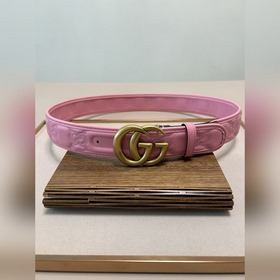 Новая модель Gucci GG Supreme из ПВХ, украшенная фирменным элемен