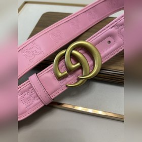 Новая модель Gucci GG Supreme из ПВХ, украшенная фирменным элемен