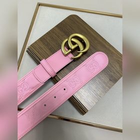 Новая модель Gucci GG Supreme из ПВХ, украшенная фирменным элемен