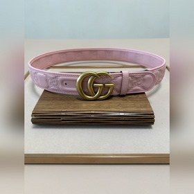 Новая модель Gucci GG Supreme из ПВХ, украшенная фирменным элемен