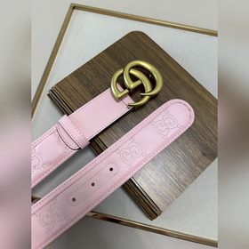 Новая модель Gucci GG Supreme из ПВХ, украшенная фирменным элемен