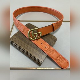 Новая модель Gucci GG Supreme из ПВХ, украшенная фирменным элемен