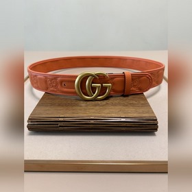Новая модель Gucci GG Supreme из ПВХ, украшенная фирменным элемен