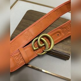 Новая модель Gucci GG Supreme из ПВХ, украшенная фирменным элемен