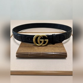 Новая модель Gucci GG Supreme из ПВХ, украшенная фирменным элемен