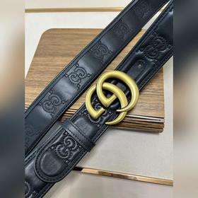 Новая модель Gucci GG Supreme из ПВХ, украшенная фирменным элемен