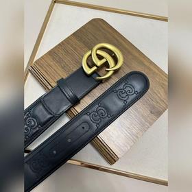 Новая модель Gucci GG Supreme из ПВХ, украшенная фирменным элемен
