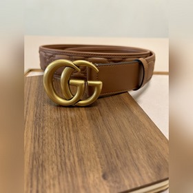 Новая модель Gucci GG Supreme из ПВХ, украшенная фирменным элемен
