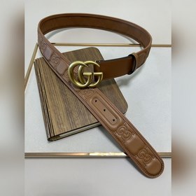 Новая модель Gucci GG Supreme из ПВХ, украшенная фирменным элемен