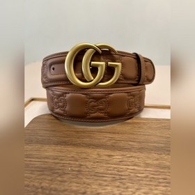 Новая модель Gucci GG Supreme из ПВХ, украшенная фирменным элемен