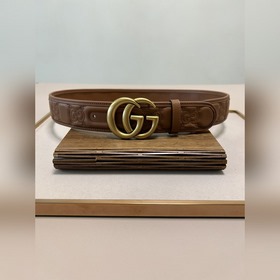 Новая модель Gucci GG Supreme из ПВХ, украшенная фирменным элемен