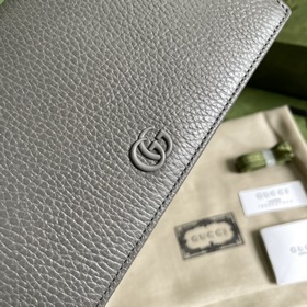 Серия GG Marmont Эта сумка с цепочкой из серии GG Marmont, изгото