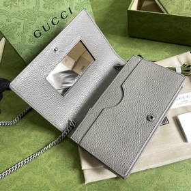 Серия GG Marmont Эта сумка с цепочкой из серии GG Marmont, изгото