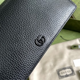 Серия GG Marmont Эта сумка с цепочкой из серии GG Marmont, изгото