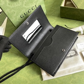 Серия GG Marmont Эта сумка с цепочкой из серии GG Marmont, изгото