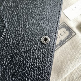 Серия GG Marmont Эта сумка с цепочкой из серии GG Marmont, изгото