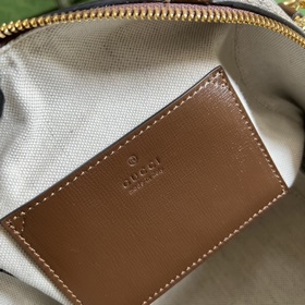 Эта небольшая дорожная сумка изготовлена из элегантного коричнево