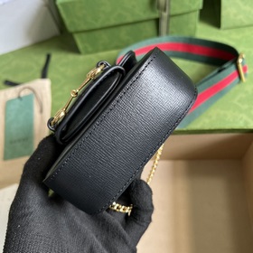 Кошелек с ремешком из серии Gucci Horsebit 1955. Серия Gucci Hors