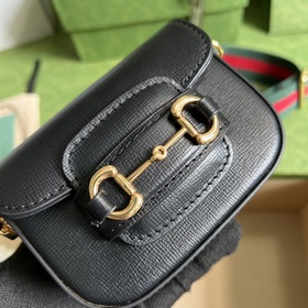 Кошелек с ремешком из серии Gucci Horsebit 1955. Серия Gucci Hors