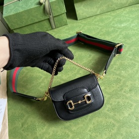 Кошелек с ремешком из серии Gucci Horsebit 1955. Серия Gucci Hors