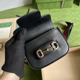 Кошелек с ремешком из серии Gucci Horsebit 1955. Серия Gucci Hors