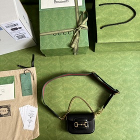 Кошелек с ремешком из серии Gucci Horsebit 1955. Серия Gucci Hors