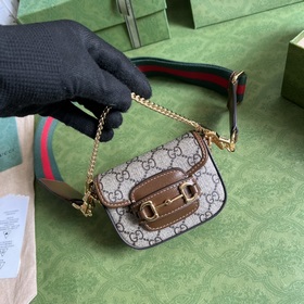 Кошелек с ремешком из серии Gucci Horsebit 1955. Серия Gucci Hors