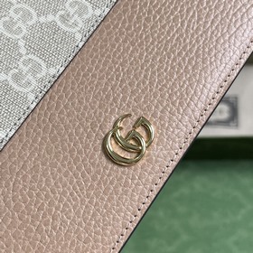 Серия GG Marmont Эта сумка с цепочкой из серии GG Marmont, изгото